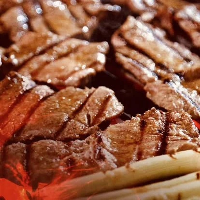 Cortes de carne sobre las brasas