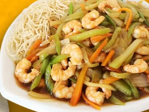 Chow mein con camarones y verduras