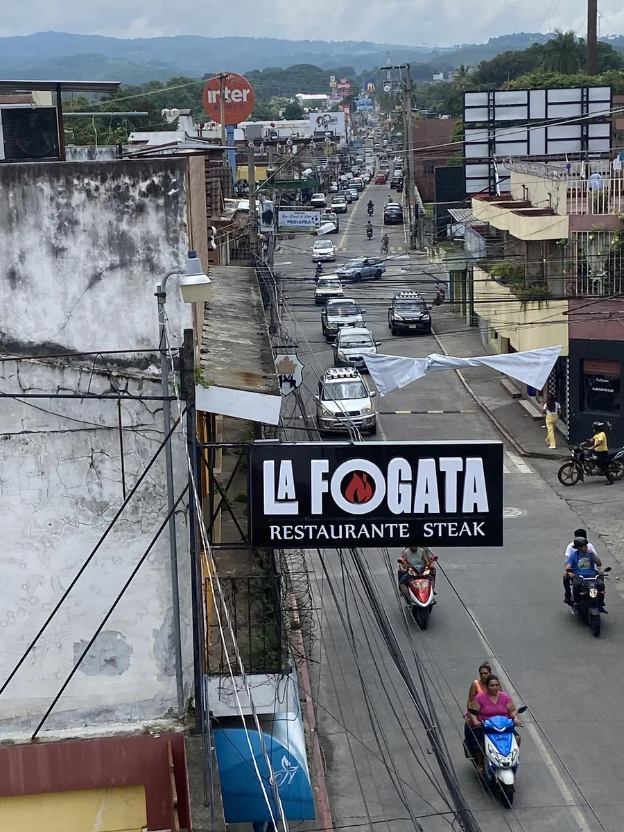 Rótulo de La Fogata sobre la 6a calle de Coatepeque