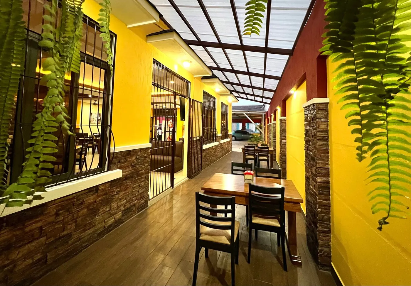 Terraza techada con plantas colgantes